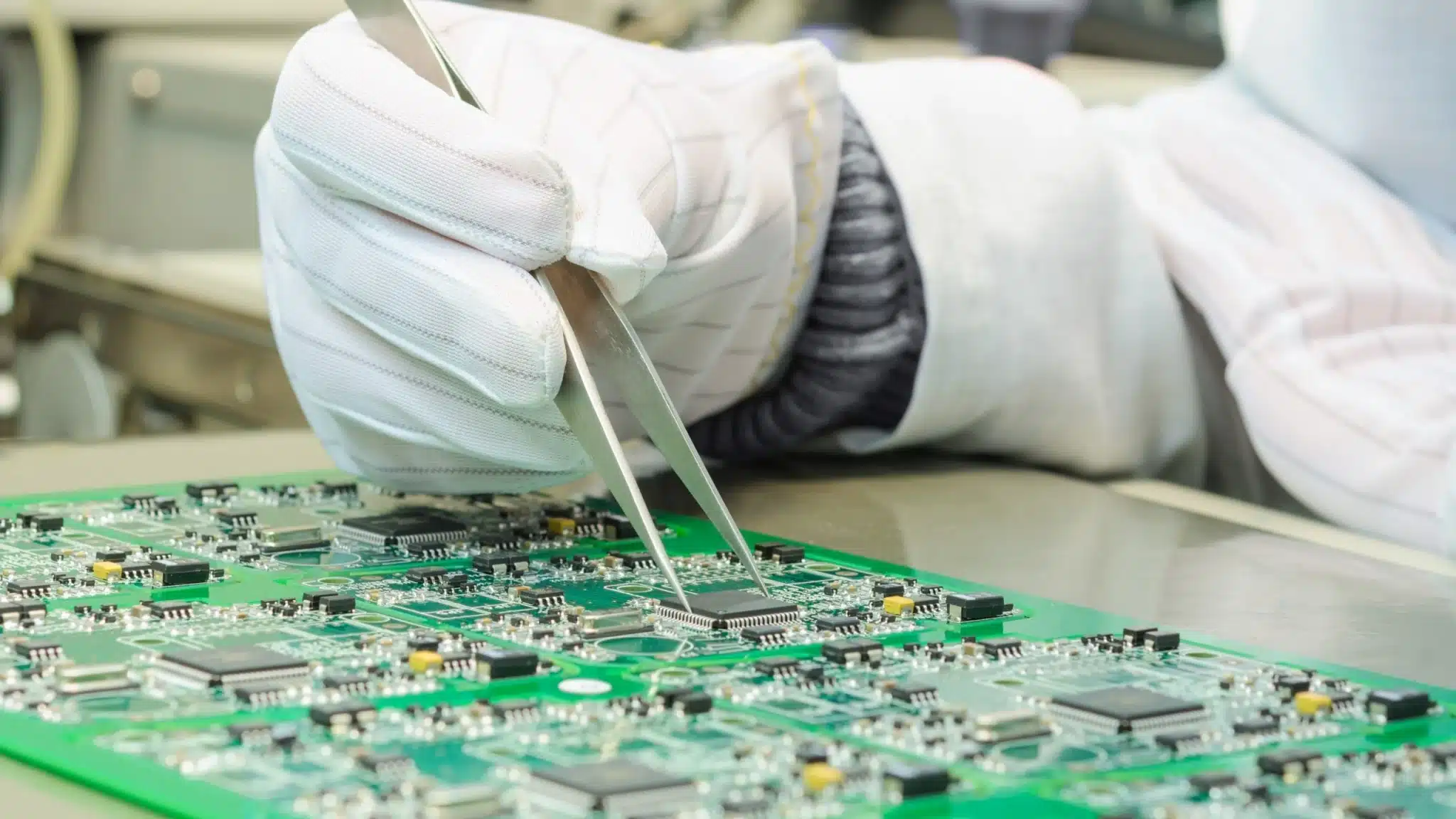 Semiconductor device qualification testing for reliability and industry compliance